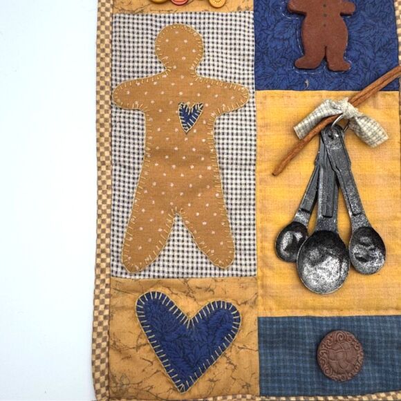 VTG Hand Quilted Wall Hanging 8x12 Gingerbread Man Hearts Buttons Kitchen Decor - Picture 4 of 11